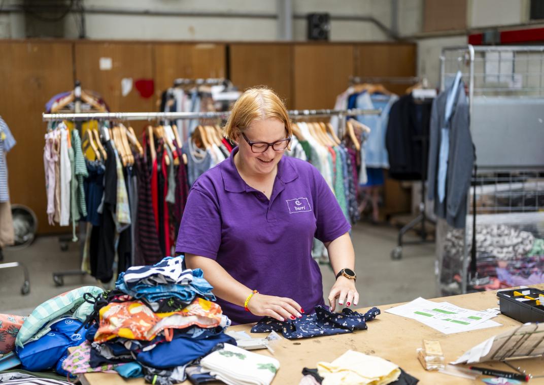 Vrouw vauwt kleding op 