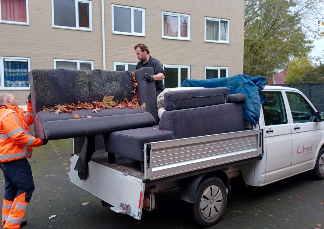 Ruimen bankstel op 