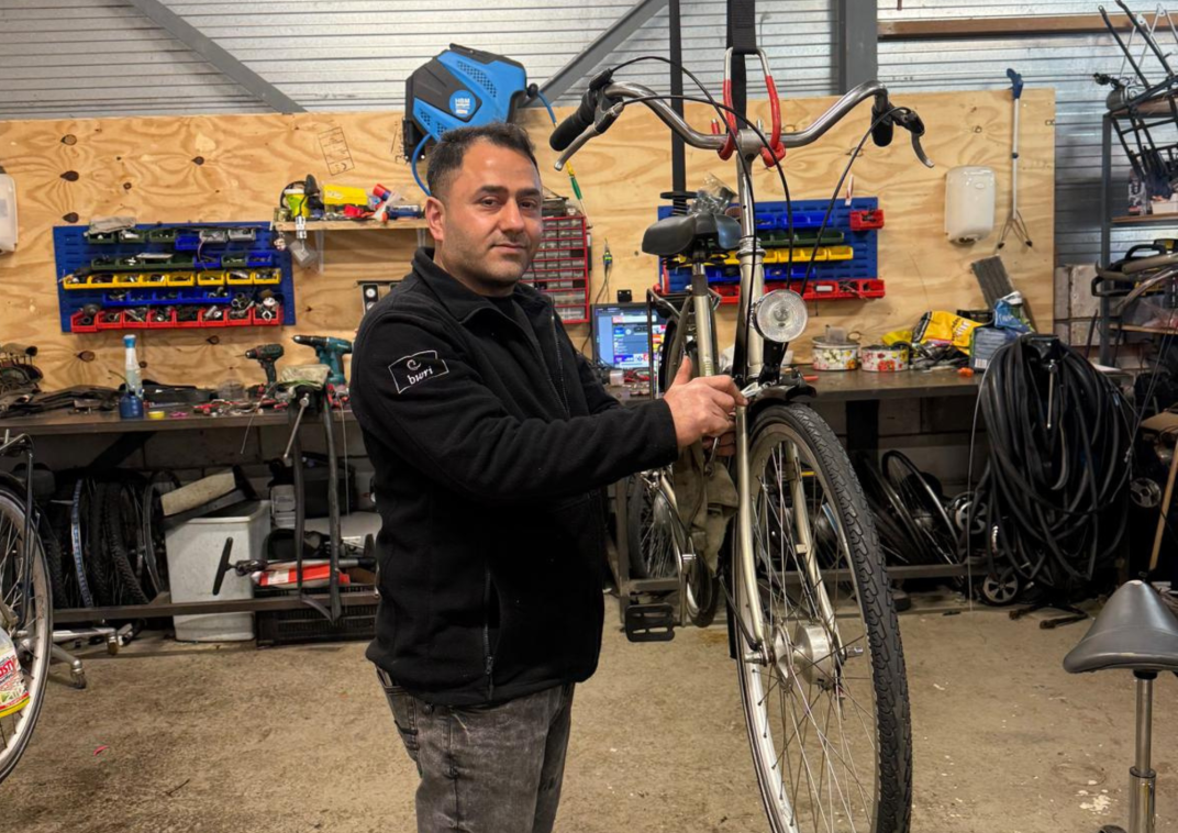 Man die een fiets repareert