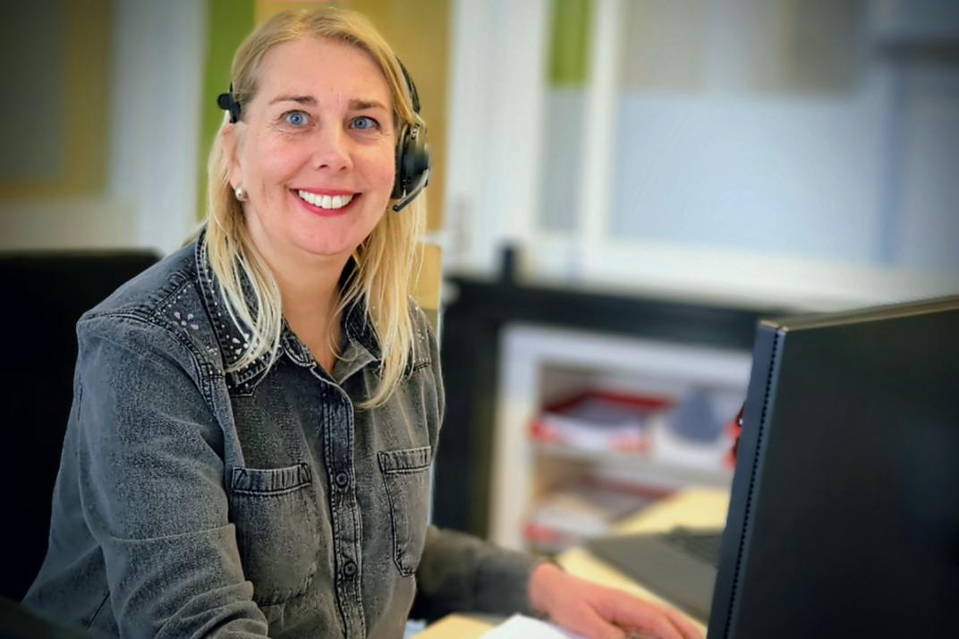 vrouw achter de telefoon 