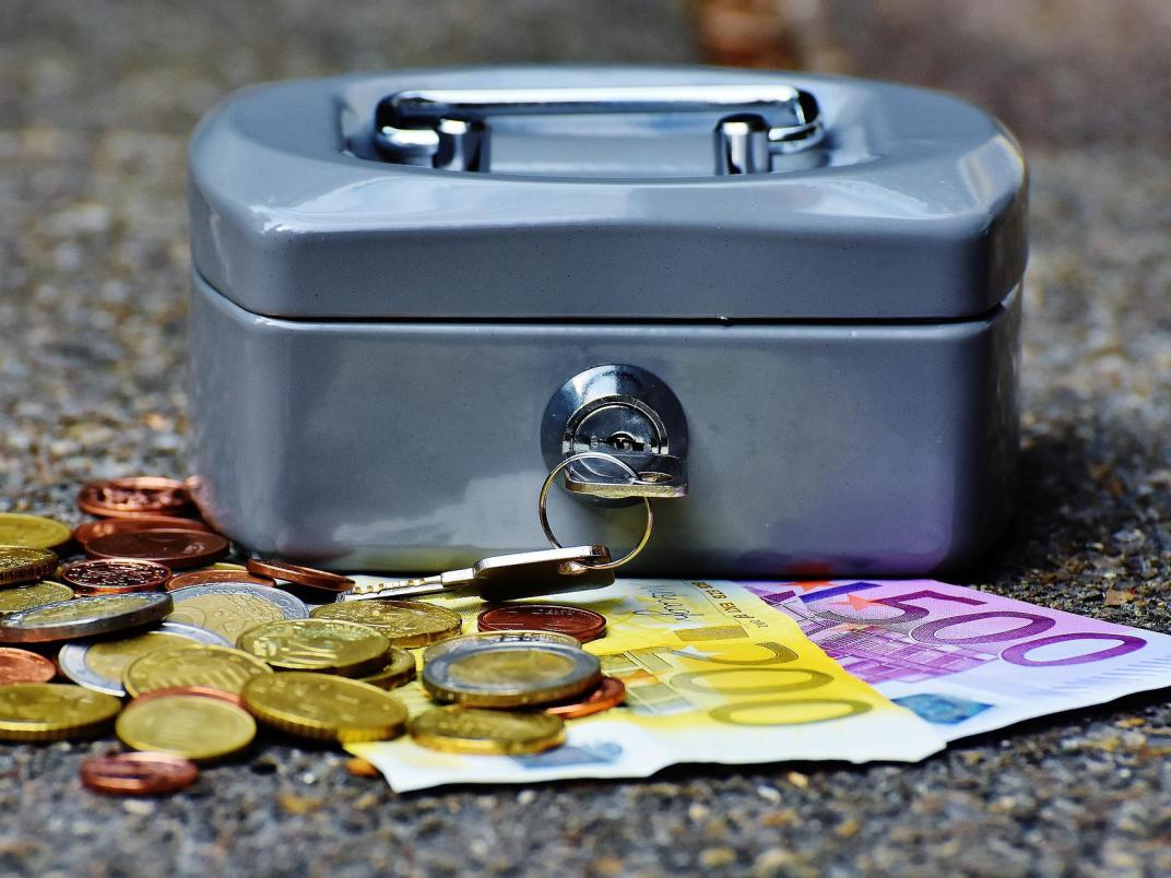 foto van geldkistje met geld