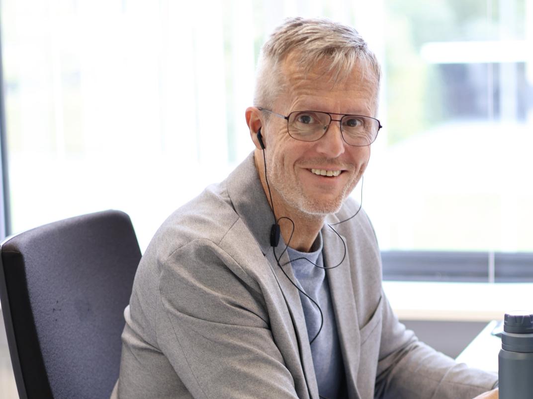 man achter de computer 