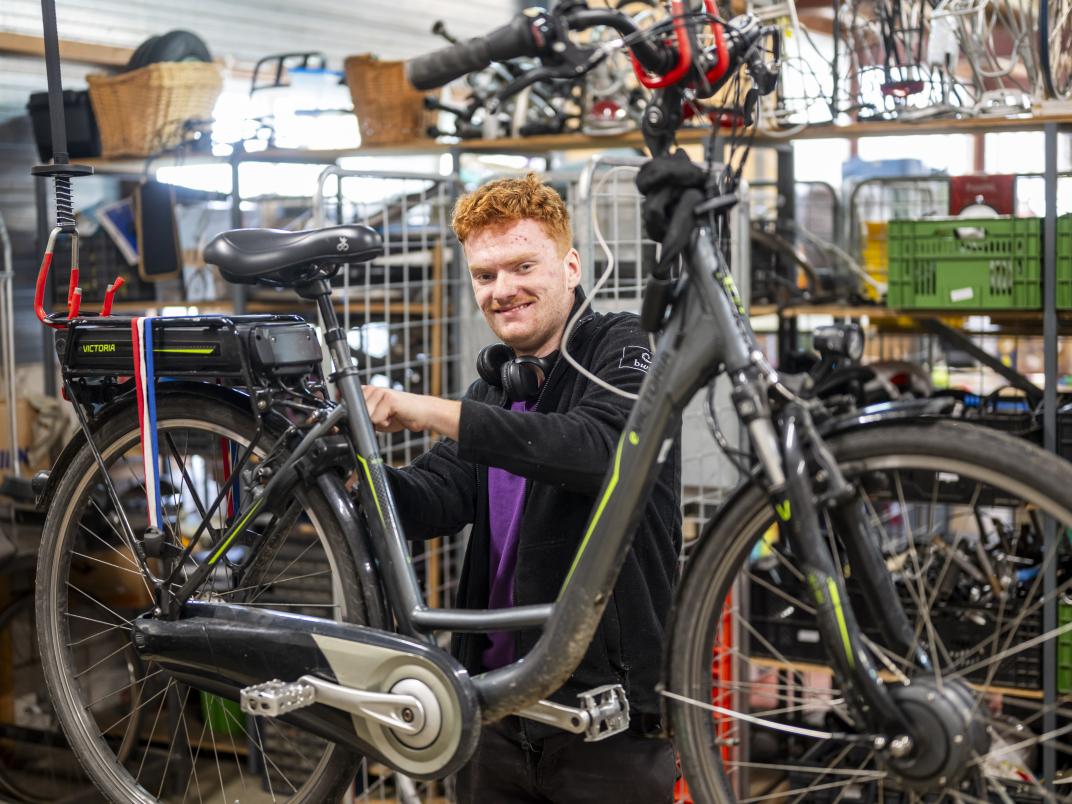 Persoon repareert een fiets.