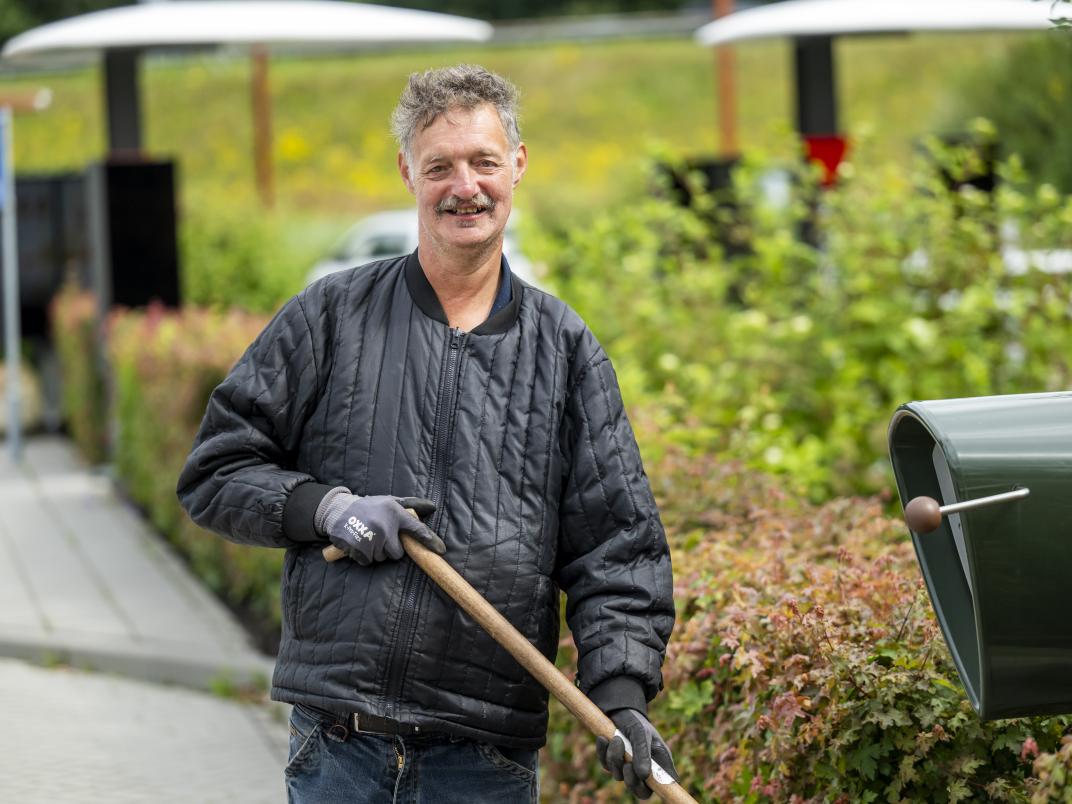 Man werkt in groenvoorziening.