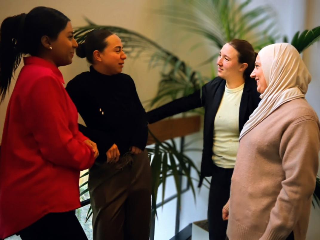Vrouwen met elkaar in gesprek 