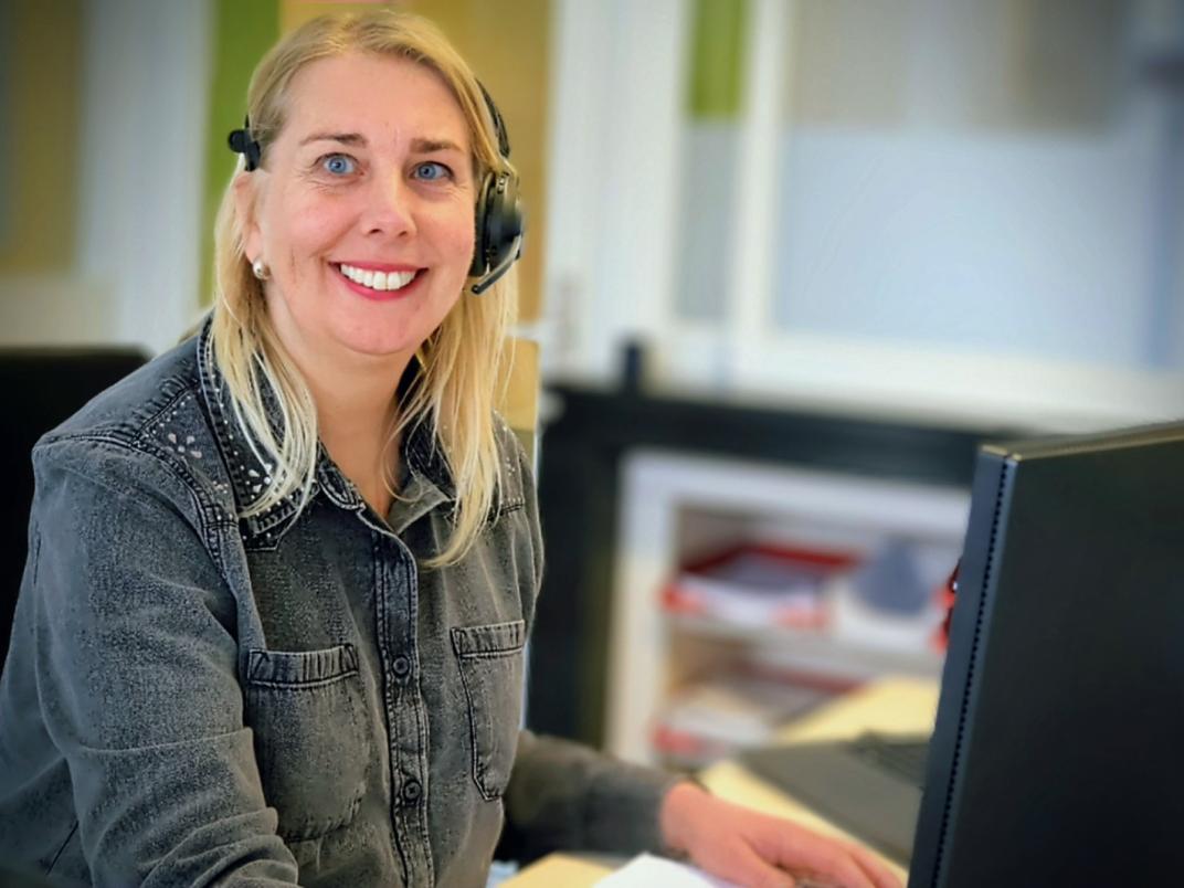 vrouw achter de telefoon 