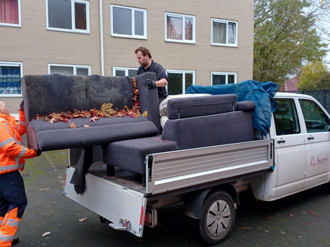 Ruimen bankstel op 