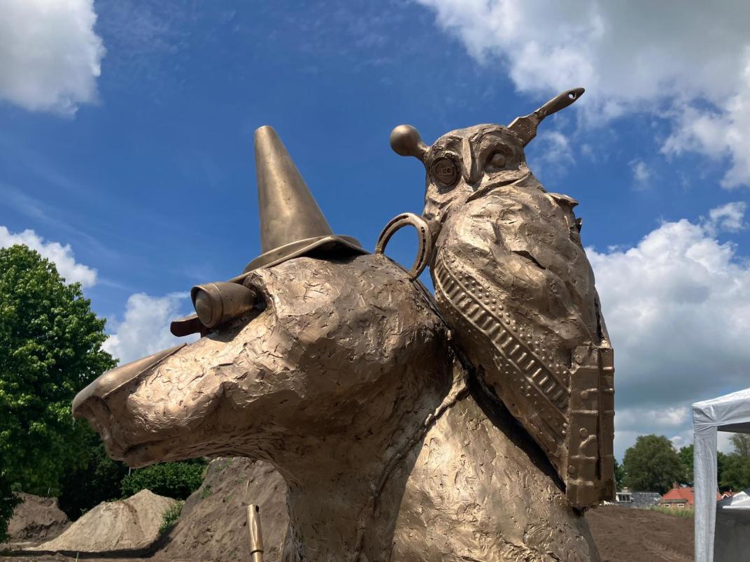 Foto van één van de bronzen kunstwerken in de tuin van Midwerk. 