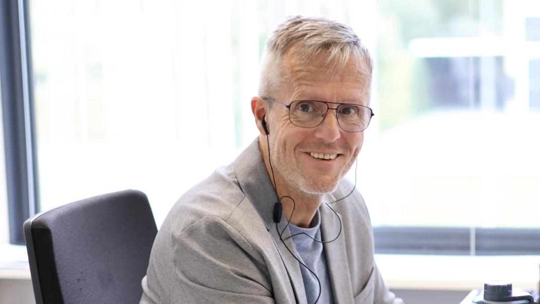 man achter de computer 