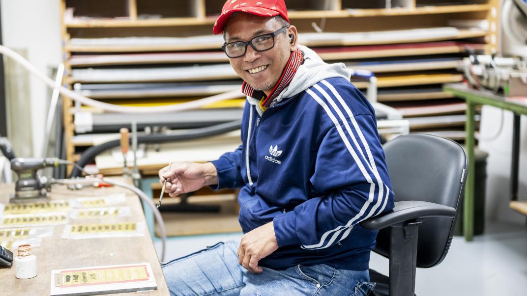 Man met graveermachine.