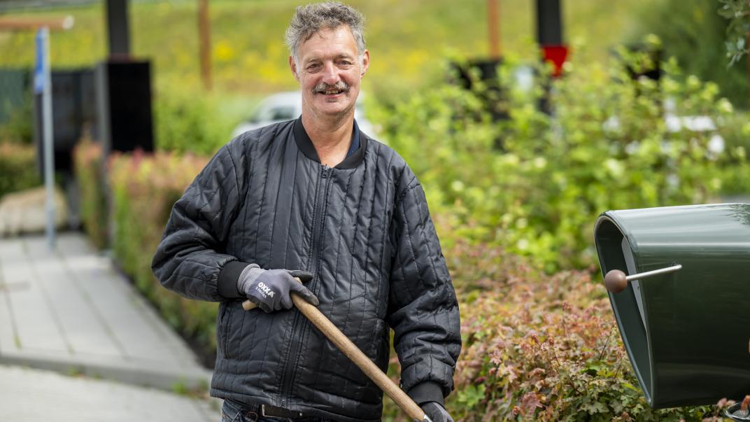 Man werkt in groenvoorziening.