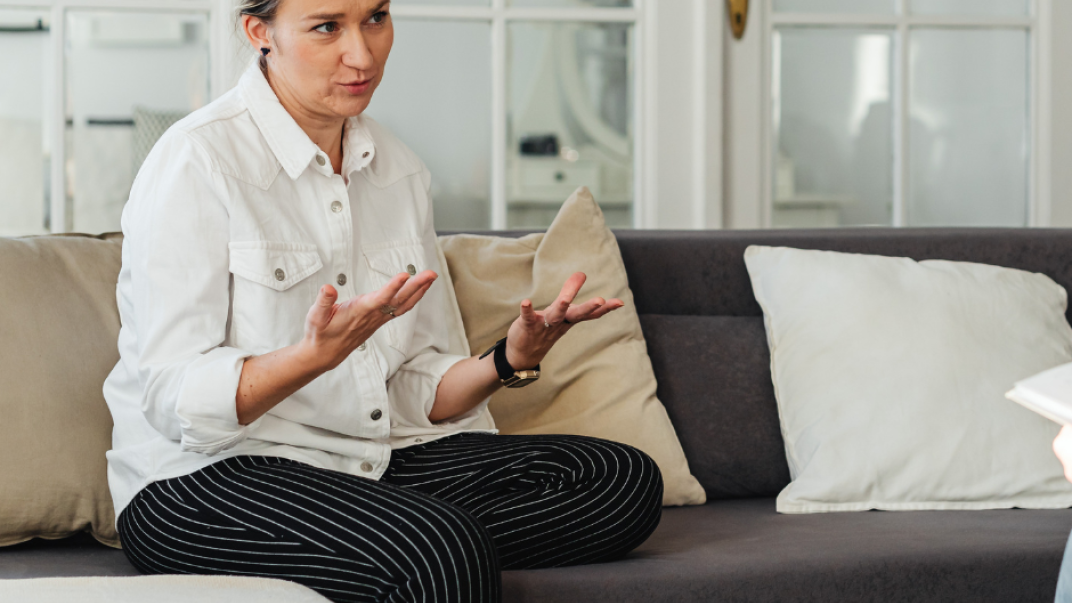 Vrouw die op de bank aan het praten is 