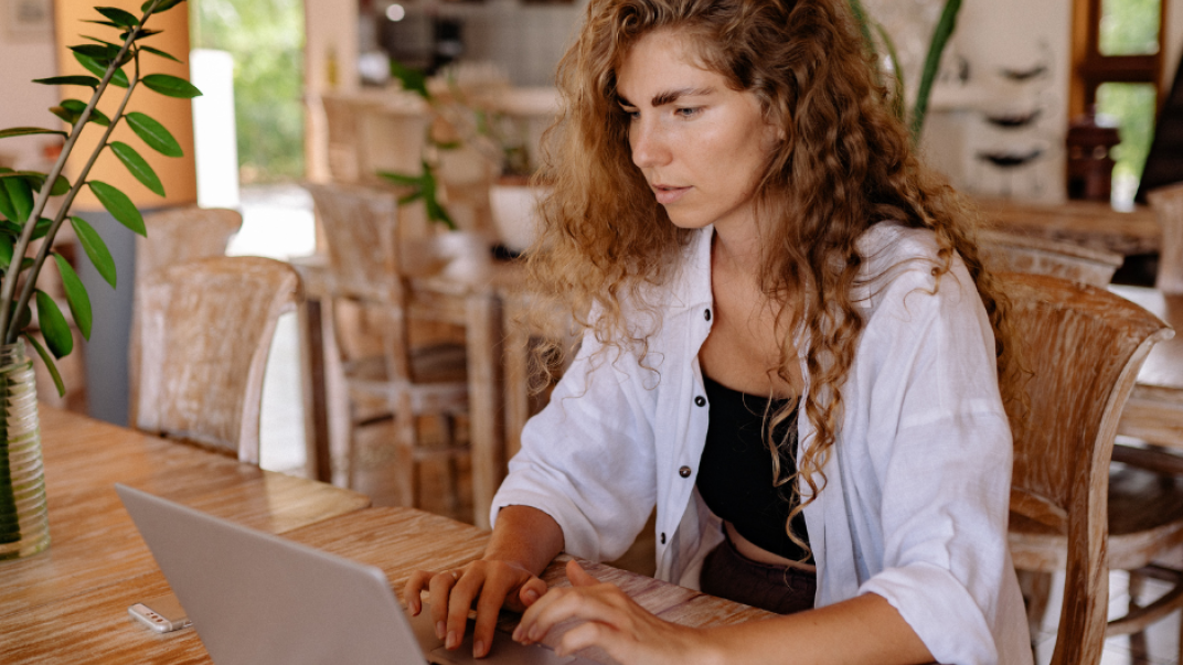 Vrouw achter de laptop 