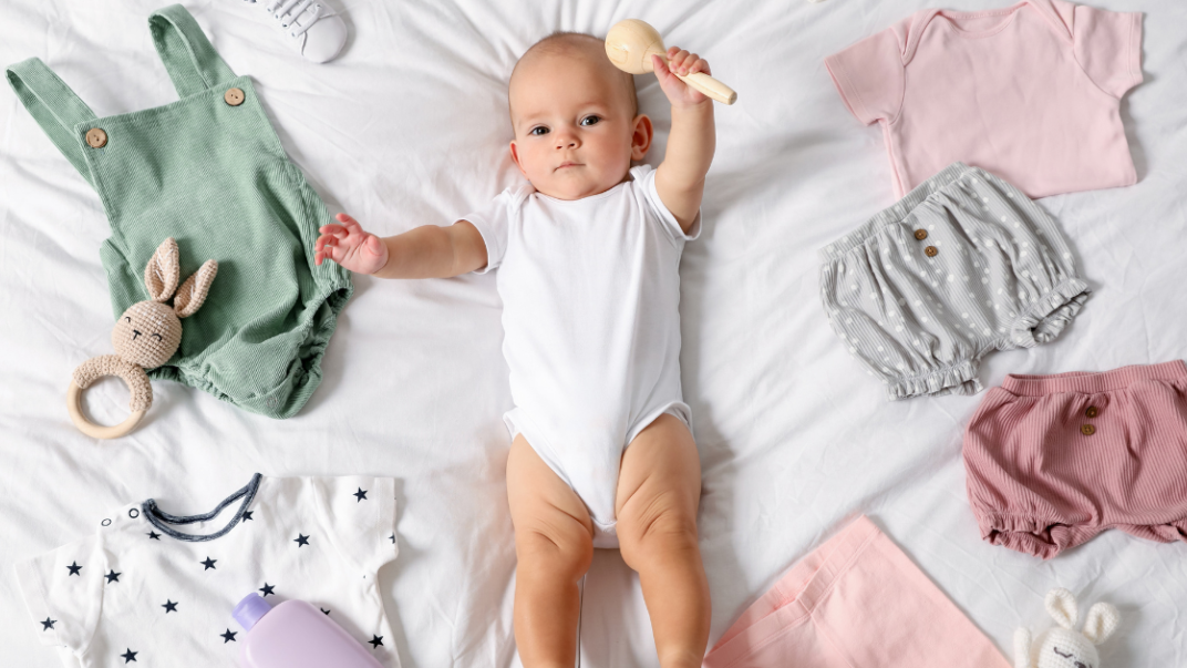 Baby met kleidng om zich heen 