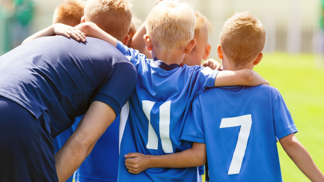 Jongesn voetbal club die elkaar omhelzen 