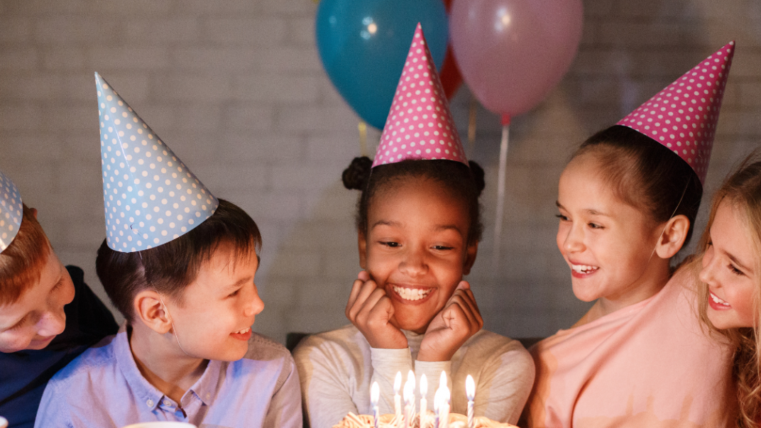 kinderen met verjaardags hoedjes 