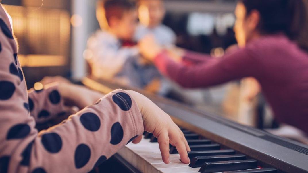 Kind dat piano speelt 